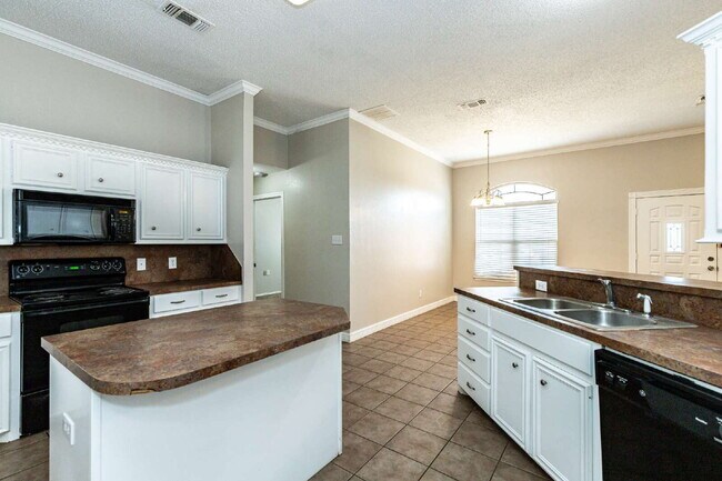 Building Photo - 3 bedroom 3 Bath House plus office
