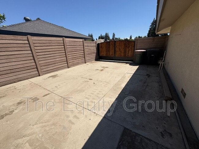Building Photo - 2322 E Vassar Dr