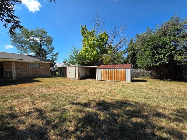 Building Photo - 704 Arrow Ln