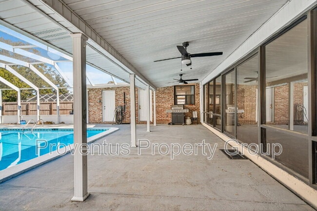 Building Photo - 8 Manor Dr