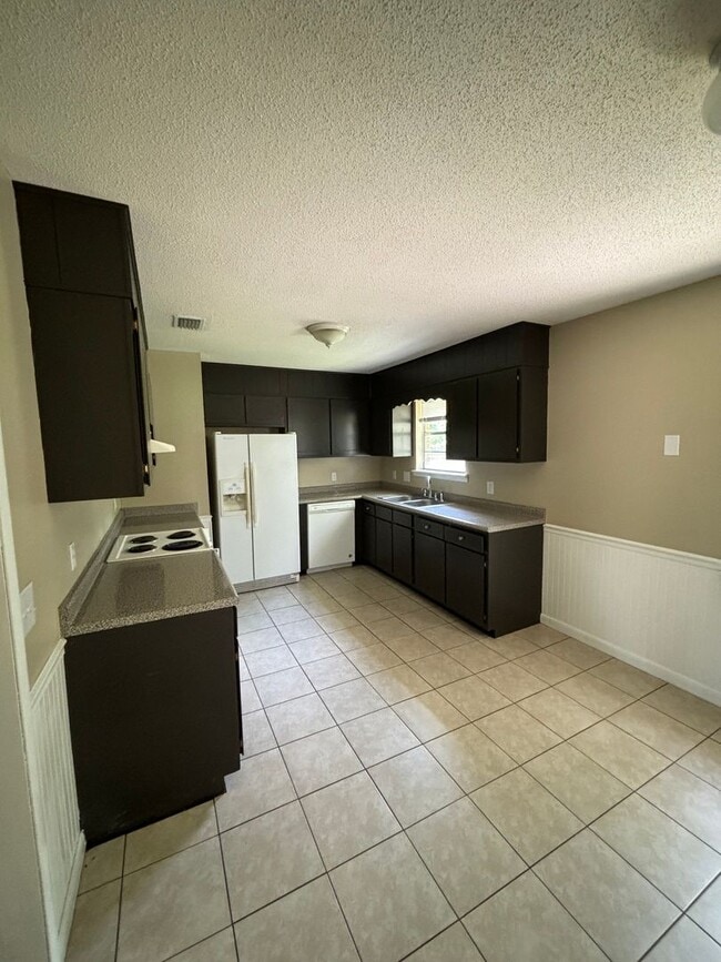 Building Photo - FOR RENT 3 Bed 2 bath home
