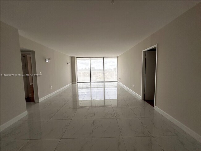 Building Photo - 3731 N Country Club Dr