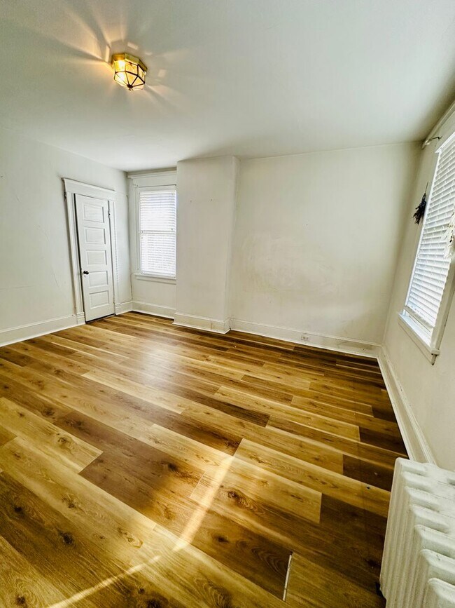 Building Photo - Gorgeous 4bdrm/1.5bth Home Located on Seminary Avenue in Richmond's North Side!!