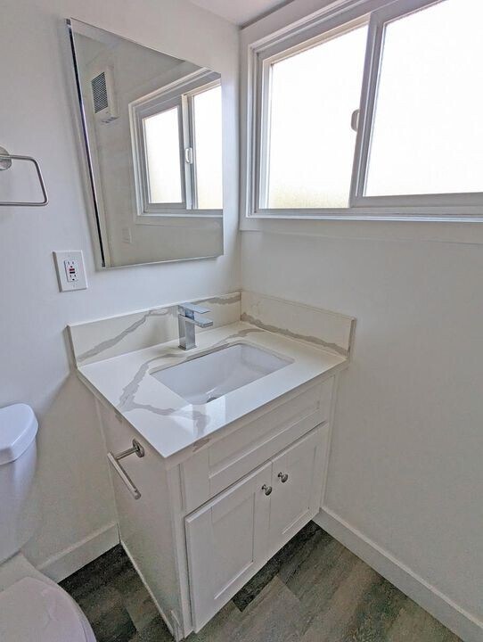 Building Photo - 1263 S Dunsmuir Ave