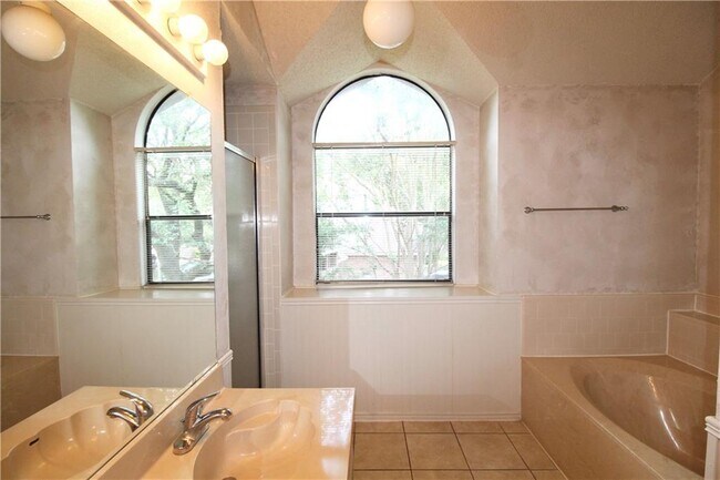 Building Photo - 15706 Racine Cove