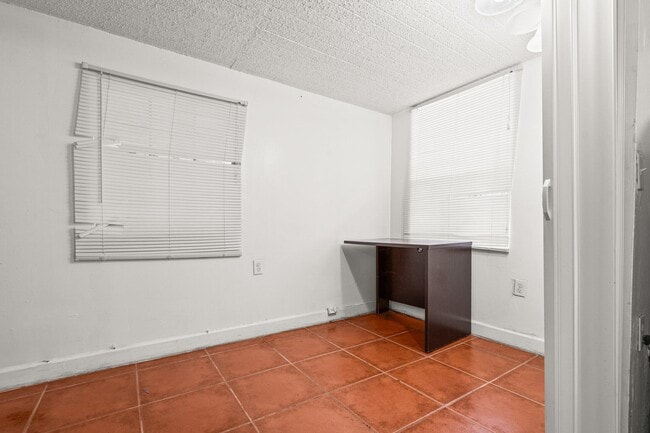 Building Photo - 4985 Gulfstream Rd