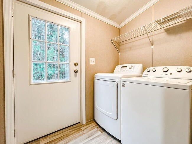 Building Photo - LOCATION! 5 mins from Carolina Beach bridg...