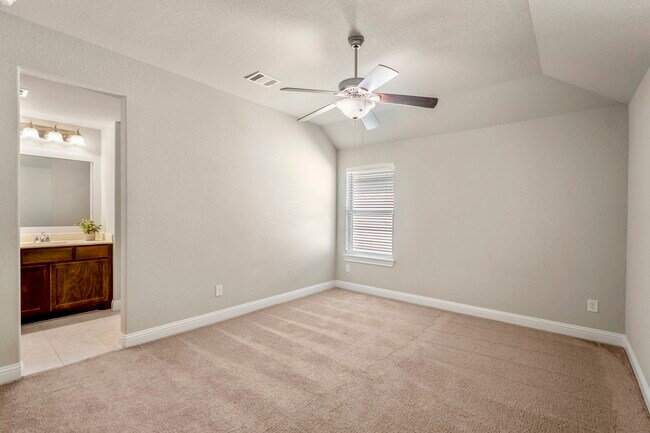 Building Photo - 16719 Highland Country Dr