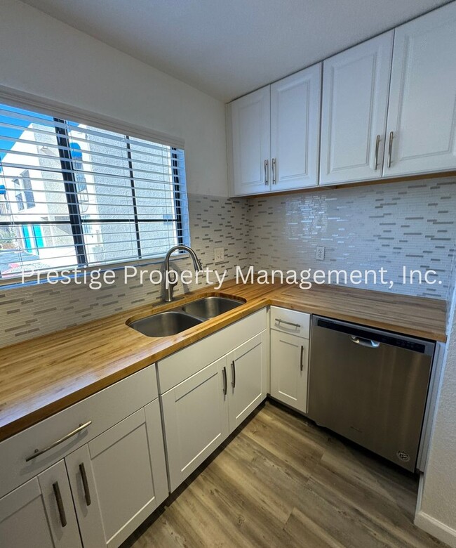Building Photo - 3/2.5 Beautiful 2 Story Townhome!