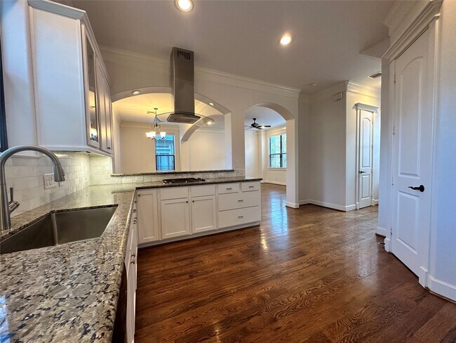 Building Photo - 615 W 27th St