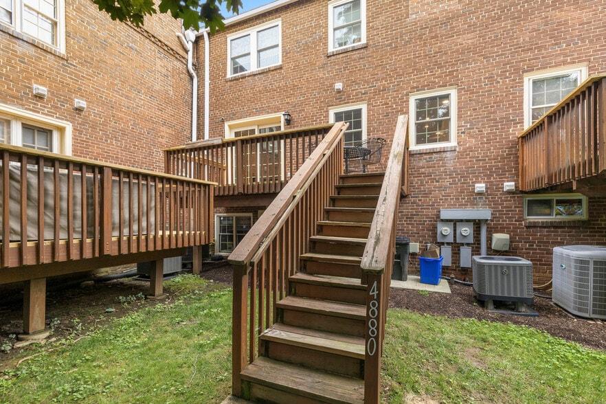 Building Photo - 4880 Chevy Chase Dr