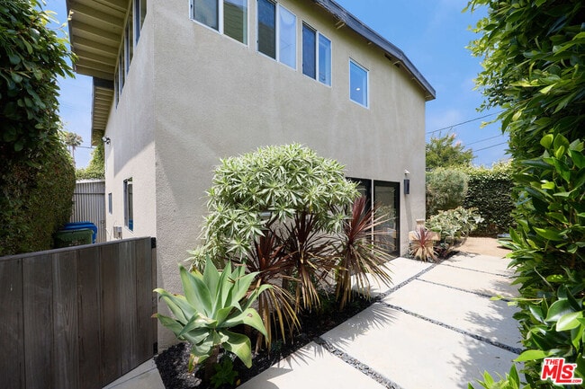 Building Photo - 519 1/2 San Juan Ave