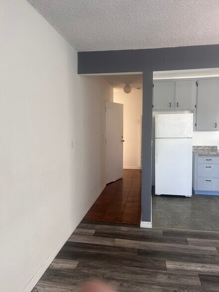 Building Photo - 720 E Fairview Blvd