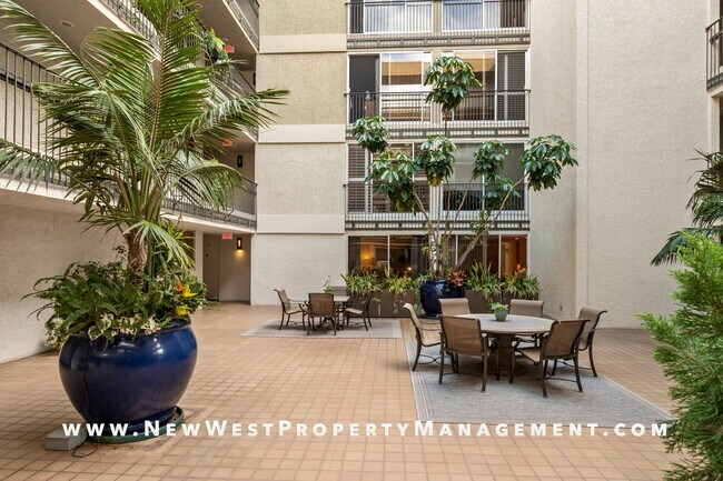 Building Photo - Expansive La Jolla Village 2 Bedroom at De...