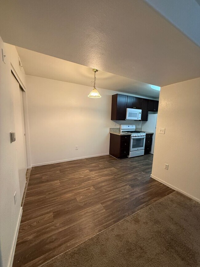 Building Photo - Cute Lower Level Condo
