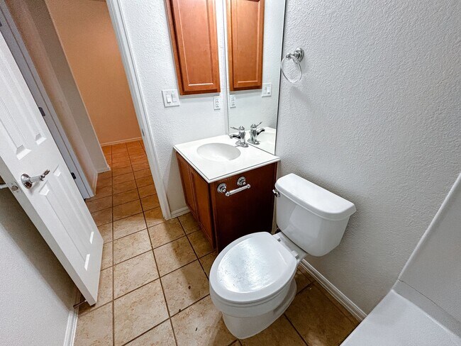 Building Photo - Spacious 3/2 house in Summerlyn Subdivisio...