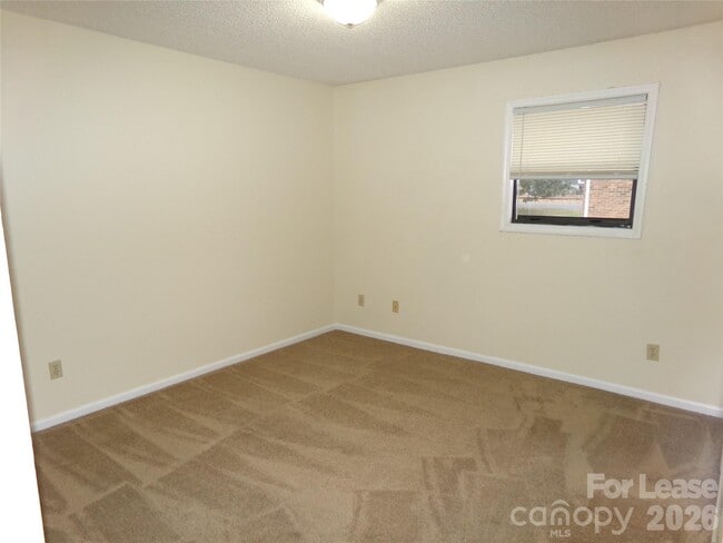 Building Photo - 100 Fairway St