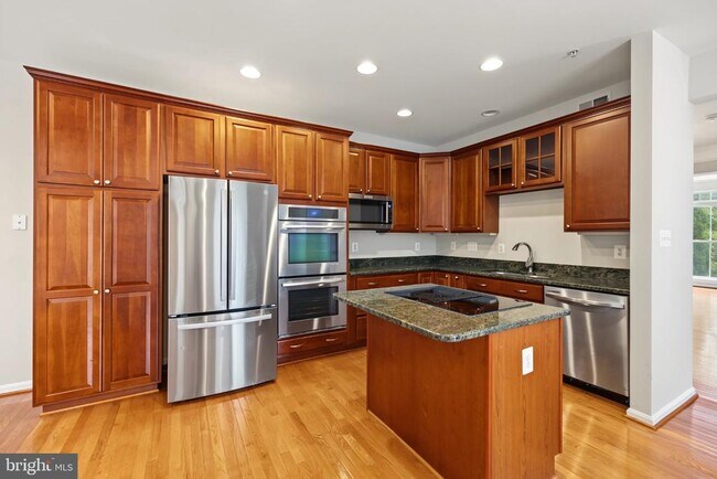 Building Photo - 5256 Bessley Pl