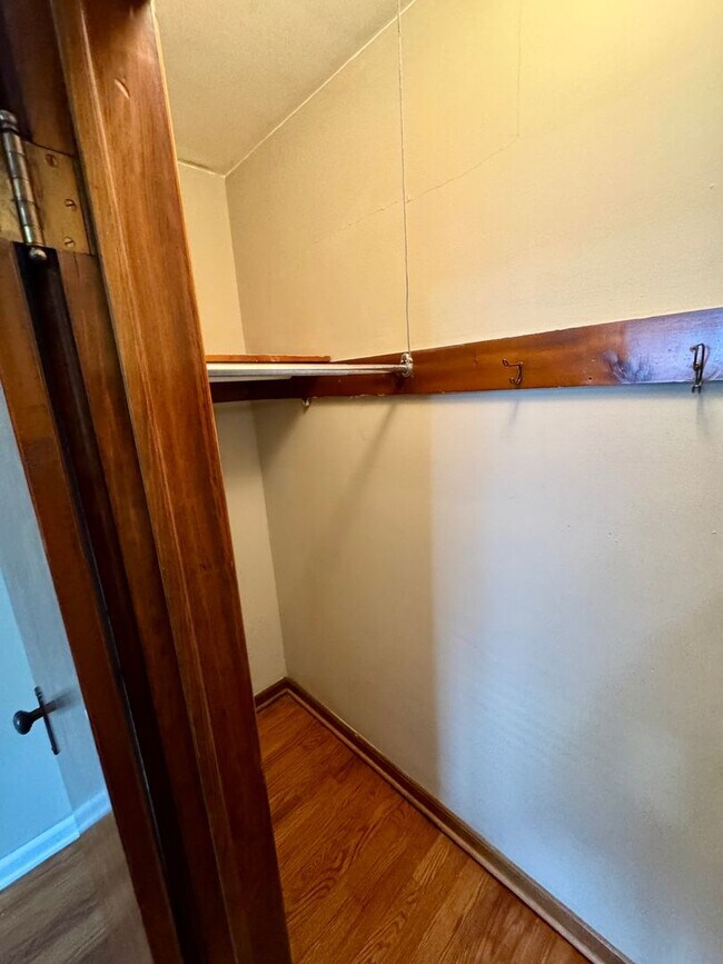 Building Photo - 2 Bedroom - Grandview Area