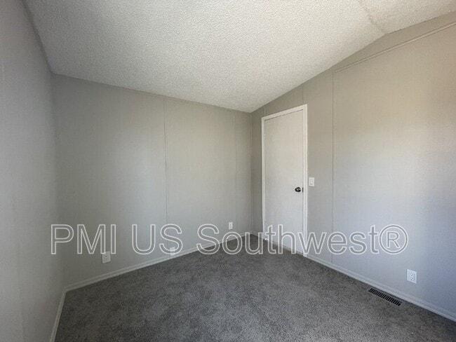 Building Photo - 437 Riverfront Dr