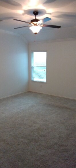 Building Photo - 176 Housefinch Loop