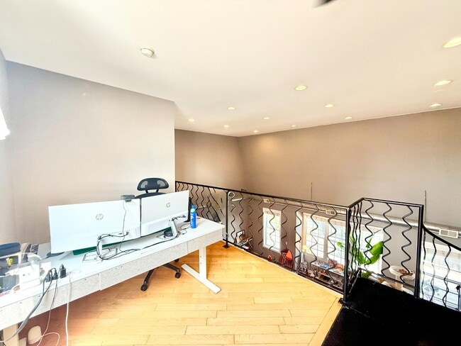 Building Photo - Stunning 2 Bed 2 Bath Plus Lofted Den in the Wicker Park area