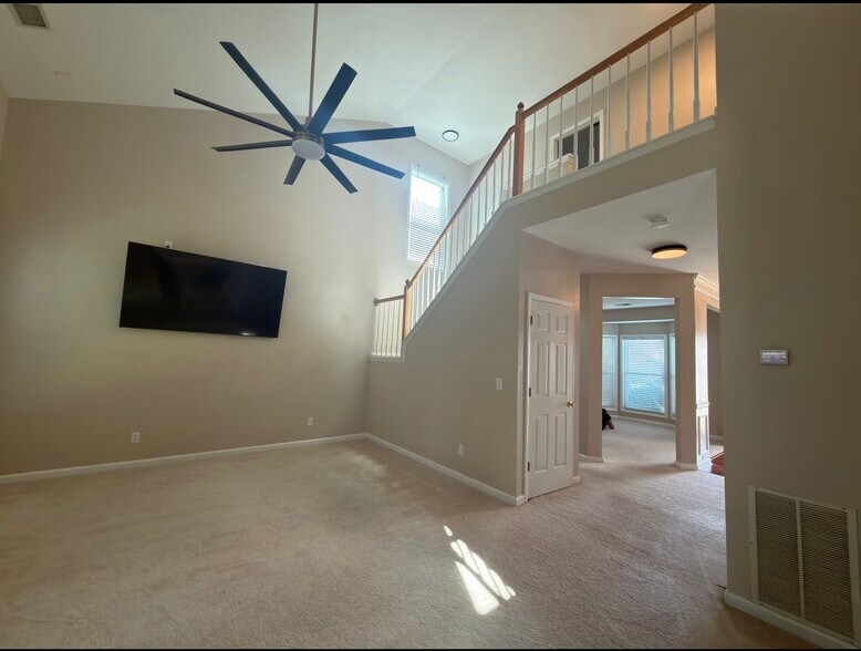 Building Photo - 1570 Valley Club Dr