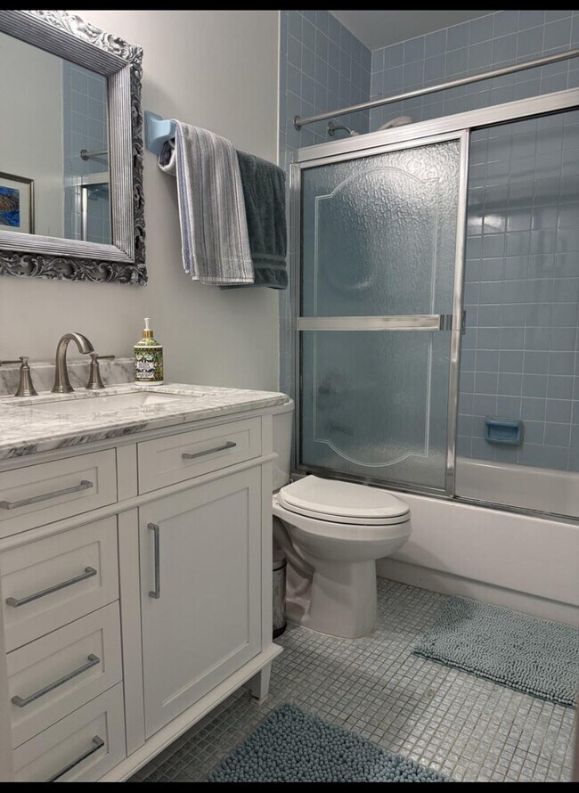 Building Photo - 236 Castlewood Dr