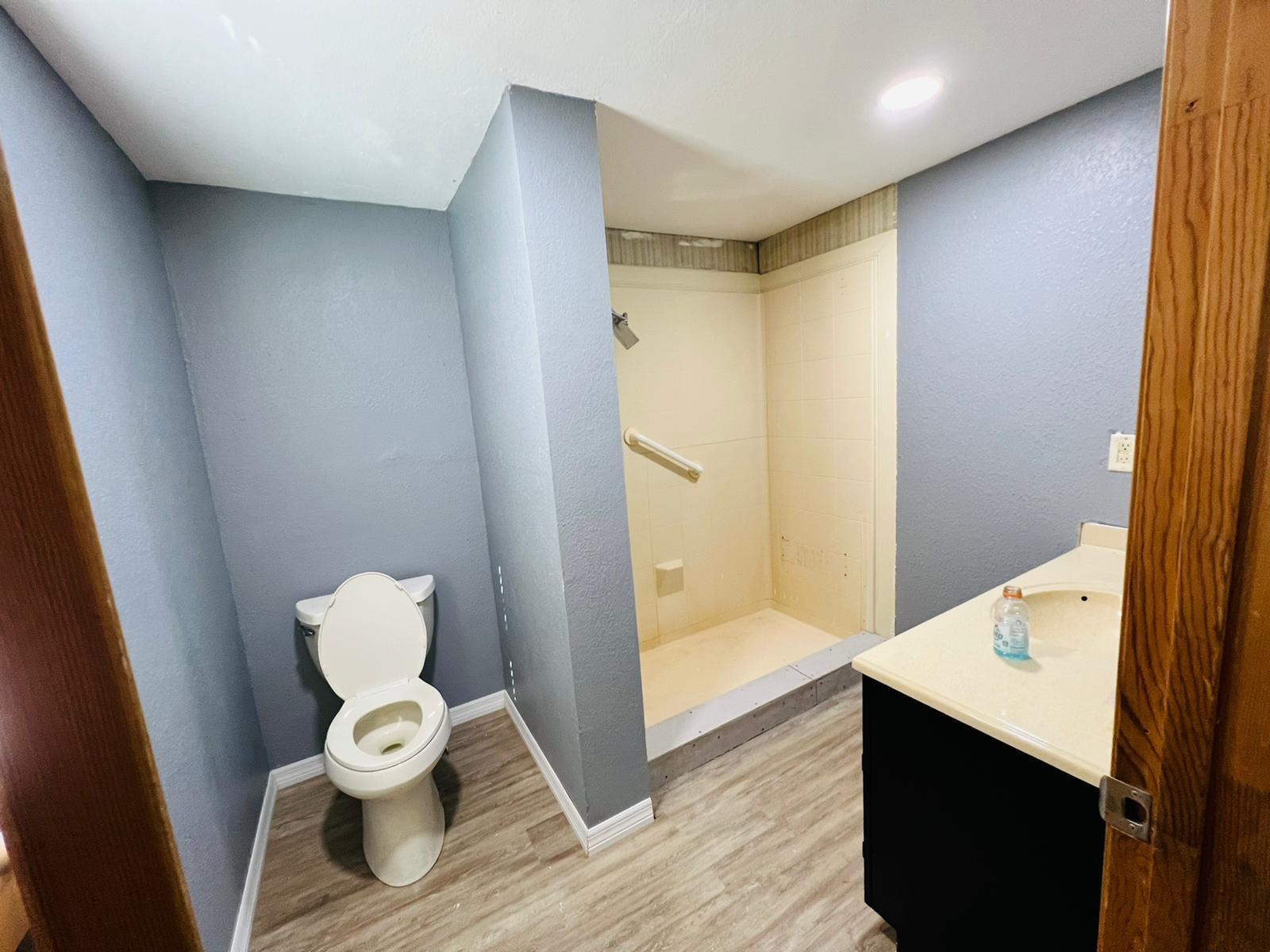Master bedroom toilet & bath - 1817 Demastus Ln