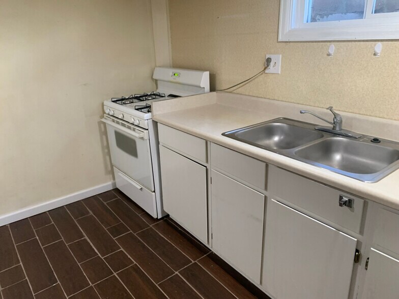 Building Photo - 3054 Snyder Ave