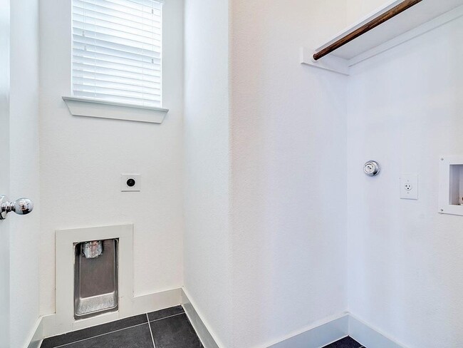 Building Photo - 2215 Capulet St