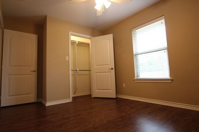 Building Photo - Coming Soon! Gorgeous 3 Bedroom Home in Th...