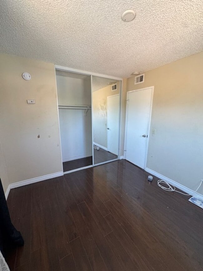 Building Photo - Home in the heart of Lake Elsinore