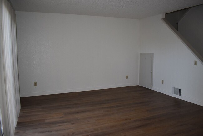 Building Photo - Freshly updated condo unit with a communit...