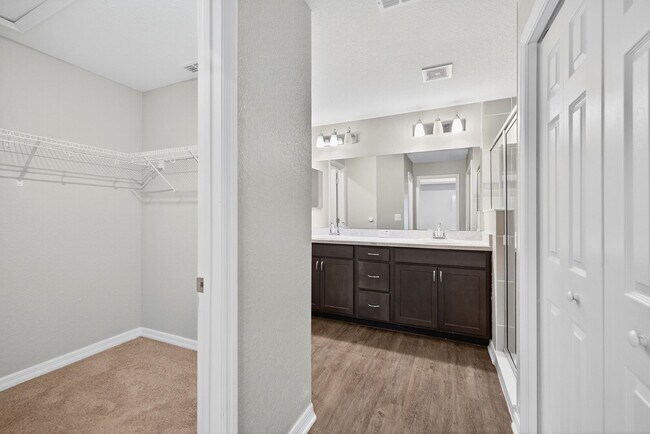 Building Photo - New Spacious 4 Bed - W/Amenities!