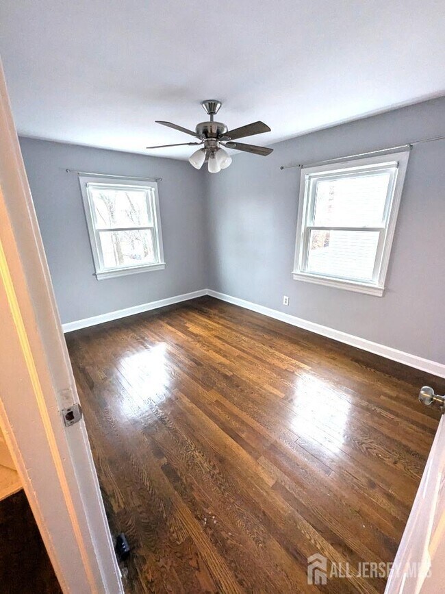 Building Photo - 651 Crescent Dr