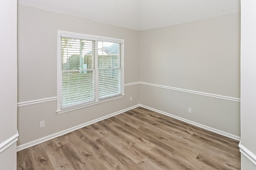 Building Photo - 1960 Chimneyrock Blvd E