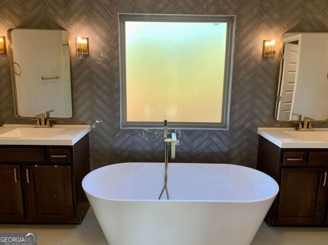 Building Photo - 1370 Long Acre Dr