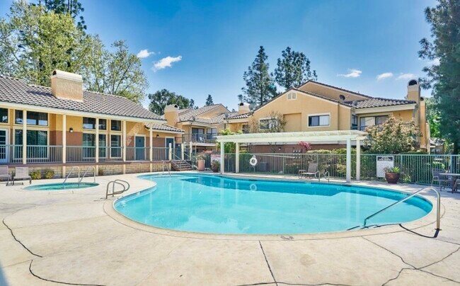 Main swimming pool with jacuzzi and club house - 10655 Lemon Ave