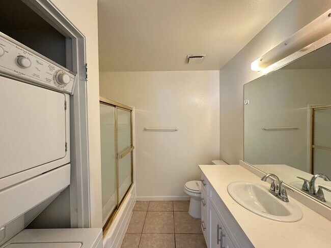 Building Photo - Condo & Newly Remodeled