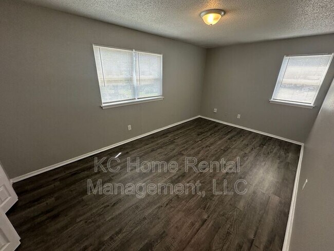 Building Photo - 212 N Oak Dr