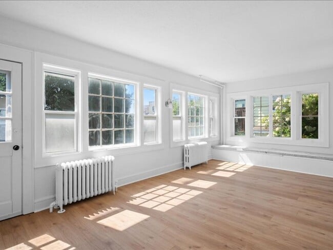 Building Photo - Spacious Pet Friendly 4 Bedroom Rental in ...