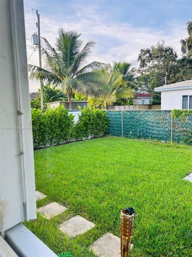 Building Photo - 907 NE 111th St