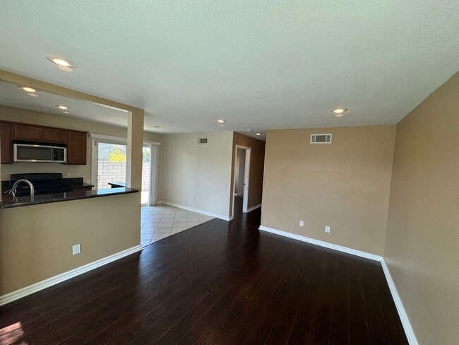 Building Photo - 2 Bed, 1 Bath Condo with a view of the hills!