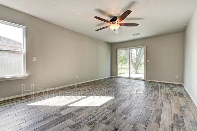 Building Photo - 606 Oak Creek Dr