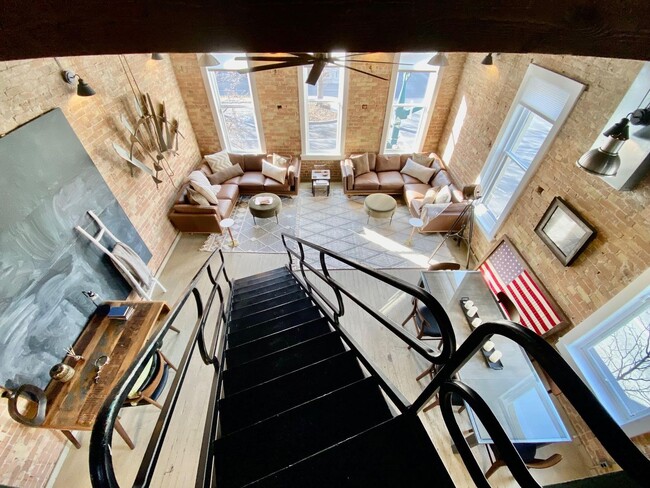 Building Photo - Modern 2BD Loft with Vintage Charm – Prime Historic Downtown Location!