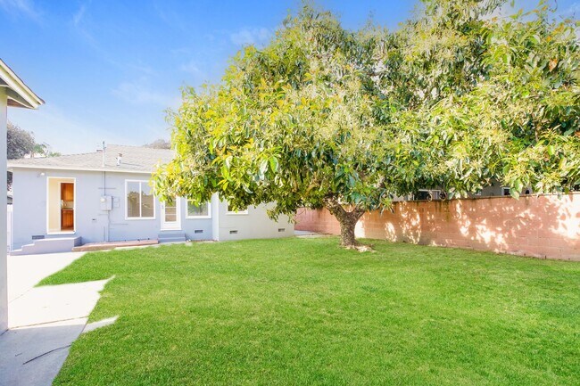 Building Photo - **LAKEWOOD HOME** THREE BEDROOMS-ONE BATH** $3950.00