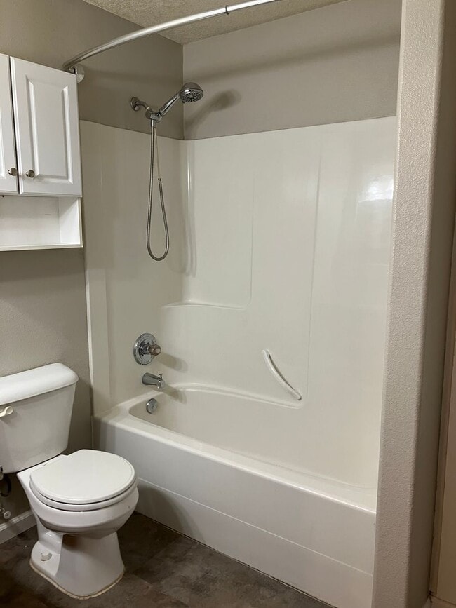 Building Photo - Townhouse, 1.5 bath, w/d in unit, private back patio, all dogs welcome!