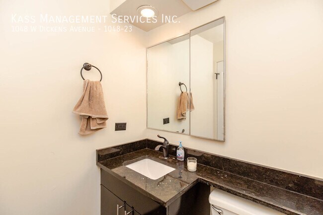 Building Photo - 1048 W Dickens Ave