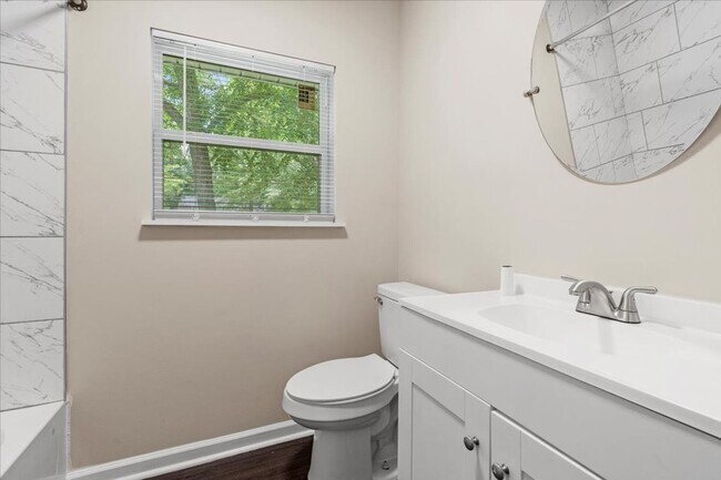 Building Photo - 932 Summer Dr